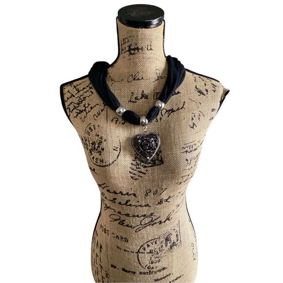 Heart Scarf - Picture 5 of 8